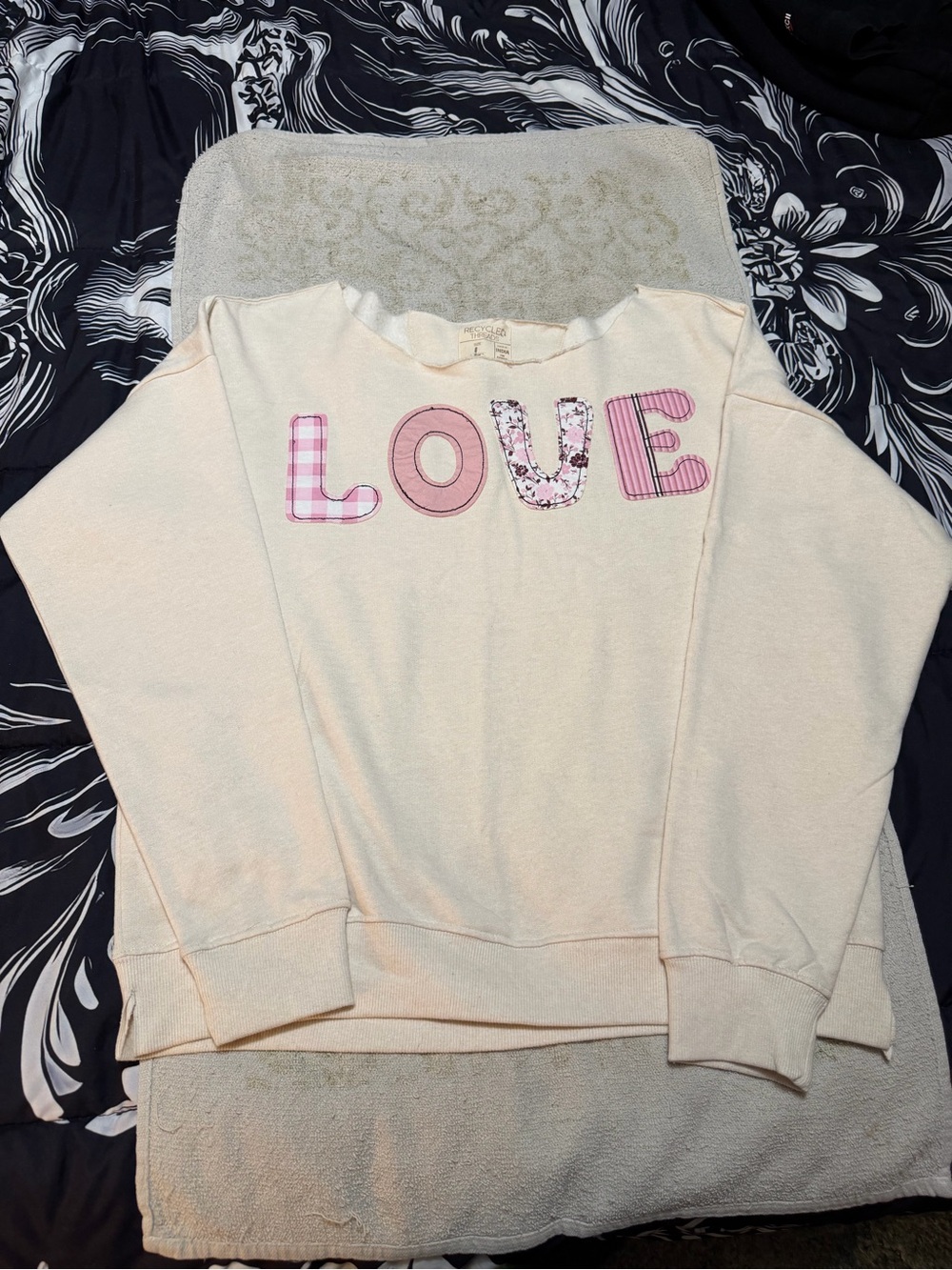 (OUTFIT ALERT)Cream 'LOVE' Sweatshirt with Black Joggers “BETTER TOGETHER” - Picture 2 of 9